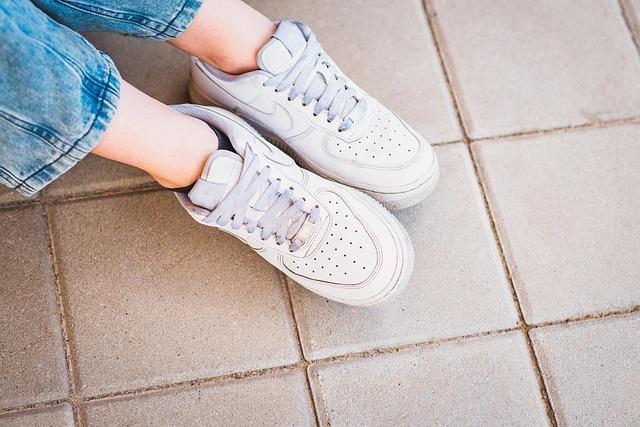 Accessorizing the⁢ Look: Complementing Nike Air Force 1 ‍with the​ Right ‍Pieces